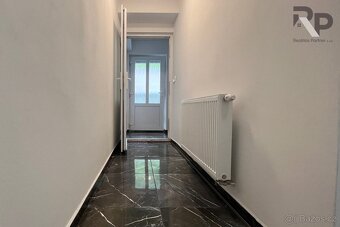 Pronájem zrekonstruovaného bytu 3+1 v rodinném domě a v př - 10