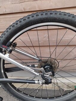 Horské kolo Specialized Stumpjumper M4 stříbrná - 10