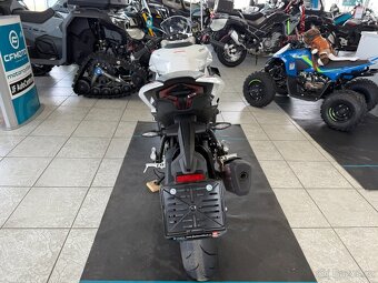 CFMOTO 450SR 25 bílá/černá - obě skladem AKCE helma - 10