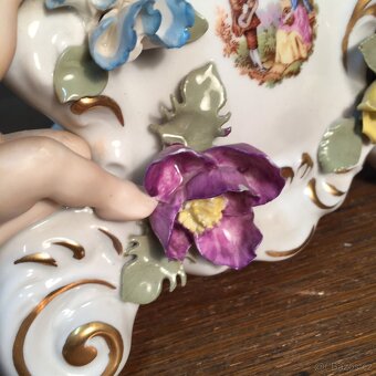Porcelánové hodiny andělíček amorek květy DRESDEN - 10