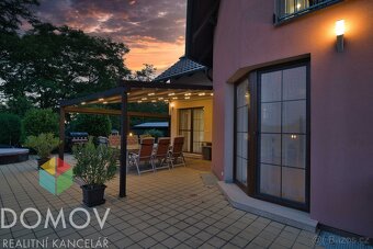 Luxusní rodinný dům s bazénem a pozemkem 2 584 m2 - Nučic - 10