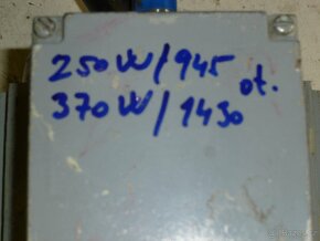 Malá litinová stojanová vrtačka tovární výroby - 10