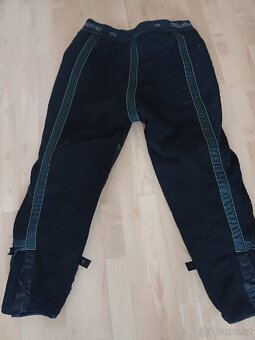 Policejni zateplene oblečeni na moto nebo skutr - 10