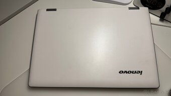 Bílý notebook Lenovo Yoga - 10