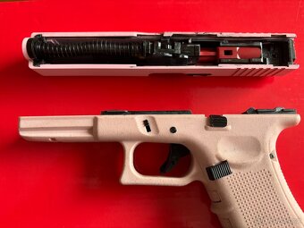 Airsoftová zbraň , komplet za 5,500kč. - 10