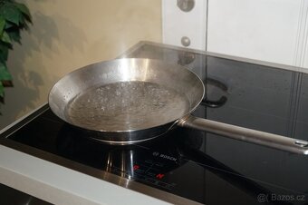 Nerezový vestavný sporák Bosch HEB73D352, vyjížděcí dveře - 10