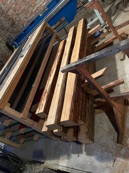 Masivní postel ze střešních trámů - 10