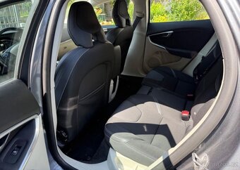 Volvo V40 1,6i pravidelný sevis Top stav benzín - 10