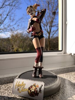 Harley Quinn - DC Bombshells - 10