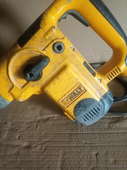 Bourací kladivo SDS Max. Značka DeWALT 1800 Watt - 10
