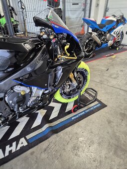 Yahama R1M 2015 okruhová - 10