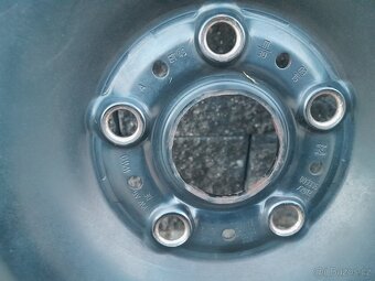 Prodám plechové kola rozteč 5x112 s letními pneu. - 10