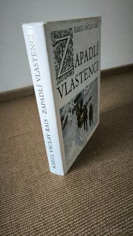 Kniha Lovci mamutů, Psohlavci, Zapadlí vlastenci - 10