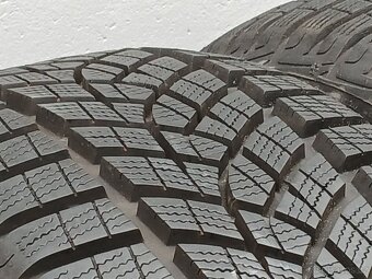 Zánovní zimní pneu Goodyear 205/55/19 vzorek 8mm - 10