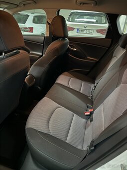 Prodám Hyundai i30 1.6 CRDi, automat, r.v. 2021, bílé barvy - 10