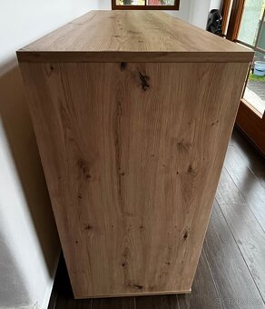 Komoda, masivní, barva dub 120/103/48 cm - 10
