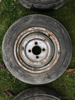 Prodám 6 ks kol s pneumatikami 5.90–15 pro starší vozy Škoda - 10