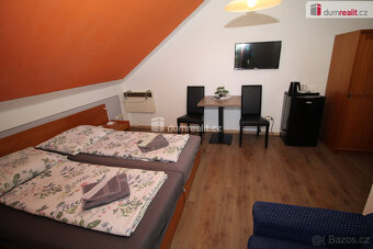 Zavedený hotel s restaurací přímo na sjezdu u dálnice u Cheb - 10