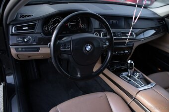 BMW Rad 7 730d čierna - 10