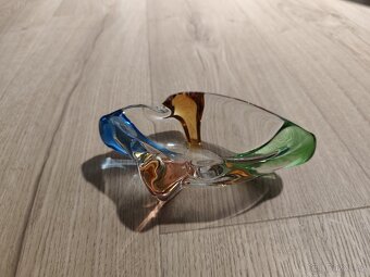 Barevné hutní sklo – mísy a váza, pěkný stav - 10