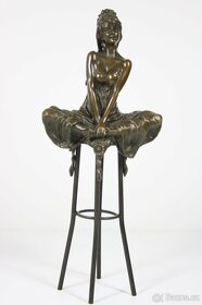 Bronzová socha mladé dámy na barové židli, 29cm - 10