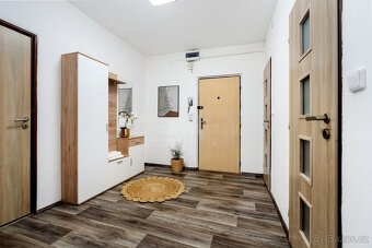 Prodej prostorného bytu 3+1 (99 m²) se čtyřmi lodžiemi, skle - 10