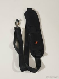 Drobné příslušenství k focení - popruhy, krytky, karabiny - 10