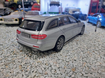 model auta Mercedes E klasse T modell Iscale 1:18 - 10