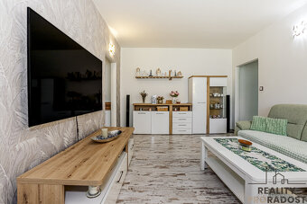 Kompletně zařízený byt 3+1 s lodžií v klidné části Vyššího B - 10