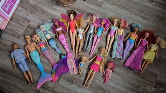Barbie karavan + 17 Barbie - 10