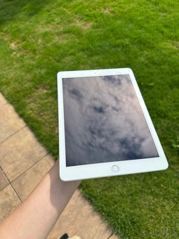 Ipad 6th Generation - 10