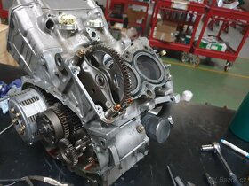 Prodám dily na honda vfr800 2000r.v - 10
