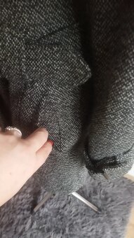 Prodám krásný šedo černý kabát s páskem - 10