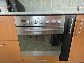 Moderní dřevěná kuchyňská linka se spotřebiči - 10