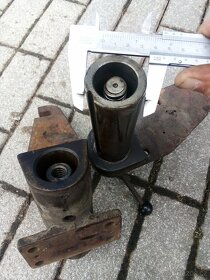 Dílenský svěrák litinový speciální s vysokými čelistmi. - 10