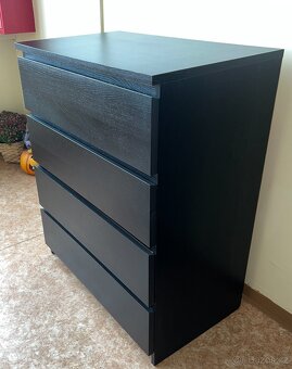 Komoda IKEA MALM se 4 zásuvkami. - 10