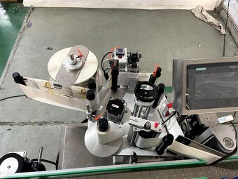 Obalovací samolepicí etiketovací stroj na kulaté láhve - 10