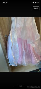 Korzetové růžové společenské šaty s růžičkami - 10