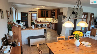 Prodej dvougeneračního RD 7+1/T, 310m2, se zahradou 966m2, S - 10