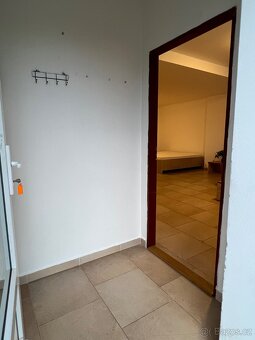 PRONÁJEM DESIGNOVÉHO BYTU s terasou v centru Holic - 10
