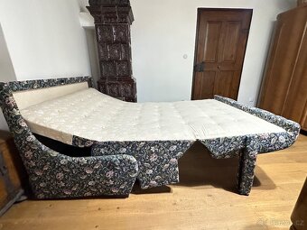 Starožitné sofa, rozkládací, nový potah. - 10