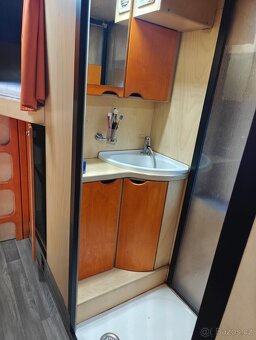 Obytný autobus (speciál na přepravu závodního vozu) - 10