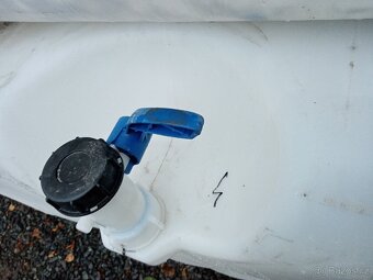 IBC nádrže kontejnery na 1000 litrů bez klece - 10