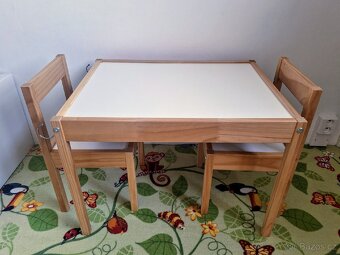 Dětský stůl se židlemi IKEA LÄTT vč. držáku na roli papíru - 10