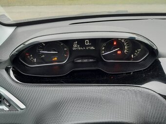 Peugeot 208 1.2 81 KW Panorama,kamera,serviska - 10
