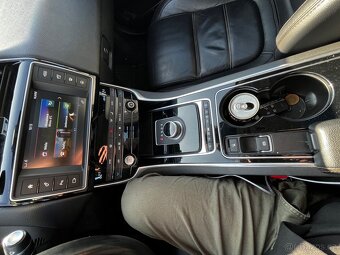 Jaguar XE 2.0 AWD - 10