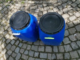 Kanystry plast 20Ltr. Bílé a modré za 60Kč, 15Ltr. 50Kč. PM - 10