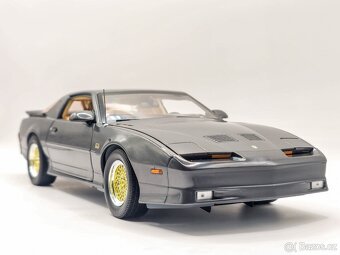 Pontiac Firebird TransAm 1:18 Greenlight - 10