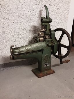 Masivní historický obuvnický stroj - 10