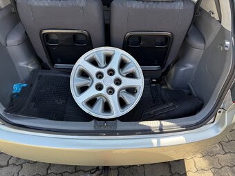 Prodám Toyota Avensis Verso 2.0 D 116K 7-míst - 10